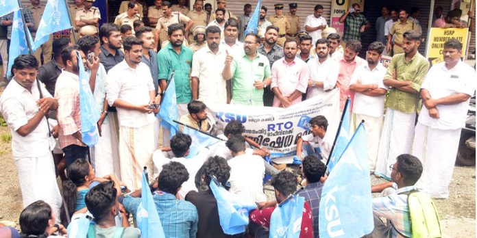 കൺസെഷൻ വർദ്ധിപ്പിക്കാൻ അനുവദിക്കില്ല ; കെ.എസ്.യു കൺസെഷൻ വർദ്ധിപ്പിക്കാൻ അനുവദിക്കില്ല ; കെ.എസ്.യു