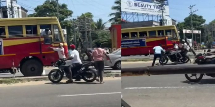 കെഎസ്ആര്ടിസി ബസിന് നേരെ യുവാക്കളുടെ അക്രമം ; ഡ്രൈവറുടെ ദേഹത്തേക്ക് ബൈക്കോടിച്ച് കയറ്റാന് ശ്രമം കെഎസ്ആര്ടിസി ബസിന് നേരെ യുവാക്കളുടെ അക്രമം ; ഡ്രൈവറുടെ ദേഹത്തേക്ക് ബൈക്കോടിച്ച് കയറ്റാന് ശ്രമം
