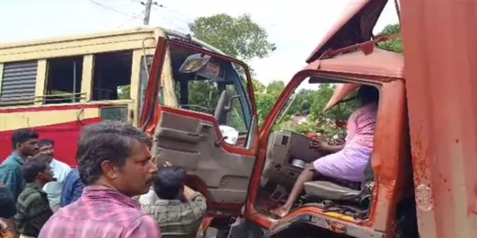കൊട്ടാരക്കരയിൽ കെഎസ്ആർടിസി ബസും മിനി കണ്ടെയ്നറും കൂട്ടിയിടിച്ച് 20ഓളം പേർക്ക് പരുക്ക് കൊട്ടാരക്കരയിൽ കെഎസ്ആർടിസി ബസും മിനി കണ്ടെയ്നറും കൂട്ടിയിടിച്ച് 20ഓളം പേർക്ക് പരുക്ക്