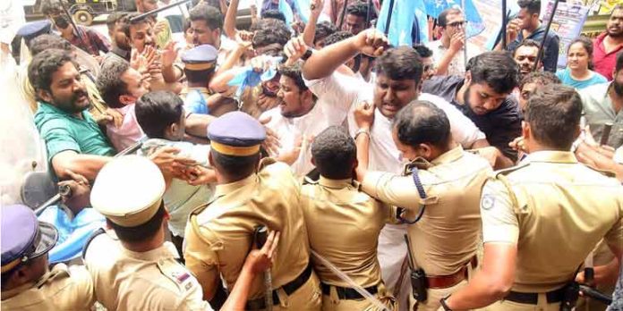 വിദ്യാര്ത്ഥികളുടെ സൌജന്യ യാത്രാനിരക്കുകള് വർദ്ധിപ്പിച്ചാല് ബസ്സുകള് നിരത്തിലിറക്കാൻ അനുവദിക്കില്ല : കെ.എസ്.യു വിദ്യാര്ത്ഥികളുടെ സൌജന്യ യാത്രാനിരക്കുകള് വർദ്ധിപ്പിച്ചാല് ബസ്സുകള് നിരത്തിലിറക്കാൻ അനുവദിക്കില്ല : കെ.എസ്.യു