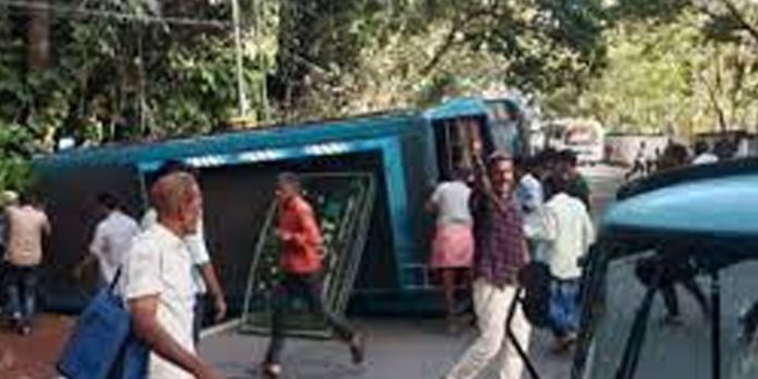 കോഴിക്കോട് മെഡിക്കൽ കോളേജിനു മുന്നിൽ സ്വകാര്യ ബസ് മറിഞ്ഞു ; നിരവധി പേർക്ക് പരിക്ക് കോഴിക്കോട് മെഡിക്കൽ കോളേജിനു മുന്നിൽ സ്വകാര്യ ബസ് മറിഞ്ഞു ; നിരവധി പേർക്ക് പരിക്ക്