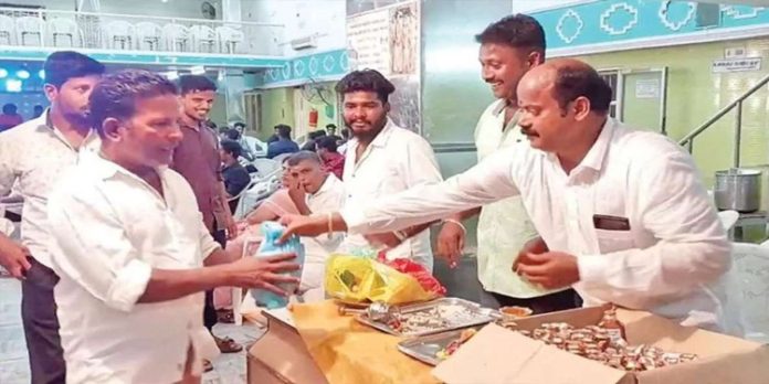 വിവാഹവിരുന്നില് പങ്കെടുത്തവര്ക്ക് മദ്യം സമ്മാനമായി നല്കി ; വധുവിന്റെ വീട്ടുകാര്ക്കും കടക്കാരനും പിഴ വിവാഹവിരുന്നില് പങ്കെടുത്തവര്ക്ക് മദ്യം സമ്മാനമായി നല്കി ; വധുവിന്റെ വീട്ടുകാര്ക്കും കടക്കാരനും പിഴ