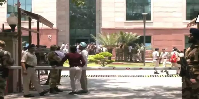 വിദേശകാര്യമന്ത്രാലയത്തിലെ ആസ്ഥാന കെട്ടിടത്തില് തീപിടുത്തം ; ആളുകളെ ഒഴിപ്പിച്ചു വിദേശകാര്യമന്ത്രാലയത്തിലെ ആസ്ഥാന കെട്ടിടത്തില് തീപിടുത്തം ; ആളുകളെ ഒഴിപ്പിച്ചു
