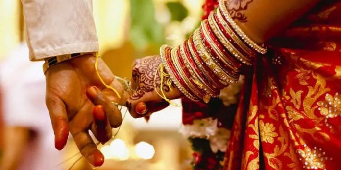വിവാഹബന്ധങ്ങളിൽ മാതാപിതാക്കളുടെ സമ്മതം നിർബന്ധമാക്കാനൊരുങ്ങി ഗുജറാത്ത് വിവാഹബന്ധങ്ങളിൽ മാതാപിതാക്കളുടെ സമ്മതം നിർബന്ധമാക്കാനൊരുങ്ങി ഗുജറാത്ത്