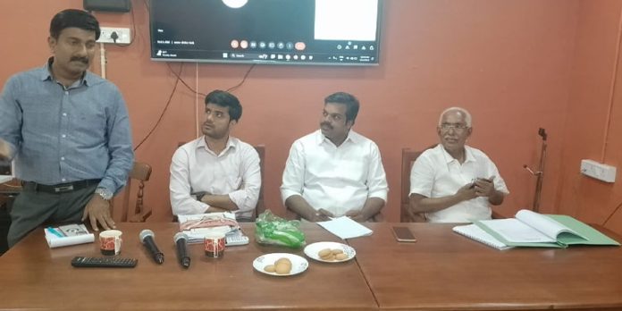 ജൂലൈ 10 ന് മുൻപ് ഈറ്റവെട്ട് പുനരാരംഭിക്കാൻ തീരുമാനമായി ജൂലൈ 10 ന് മുൻപ് ഈറ്റവെട്ട് പുനരാരംഭിക്കാൻ തീരുമാനമായി