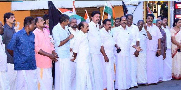 മലയാലപ്പുഴയിൽ കോൺഗ്രസ് പ്രതിഷേധ പ്രകടനവും യോഗവും നടത്തി മലയാലപ്പുഴയിൽ കോൺഗ്രസ് പ്രതിഷേധ പ്രകടനവും യോഗവും നടത്തി