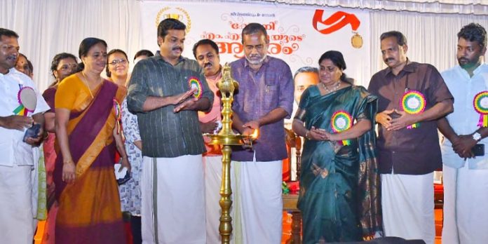 ഉന്നത വിജയം നേടിയ വിദ്യാർത്ഥികൾ നാളെ ലോകത്തിനു മാതൃകയായി മാറേണ്ടവരാണെന്ന് മന്ത്രി പി.പ്രസാദ് ഉന്നത വിജയം നേടിയ വിദ്യാർത്ഥികൾ നാളെ ലോകത്തിനു മാതൃകയായി മാറേണ്ടവരാണെന്ന് മന്ത്രി പി.പ്രസാദ്