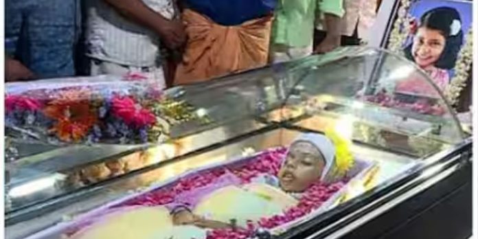 അച്ഛൻ അതിക്രൂരമായി കൊലപ്പെടുത്തിയ നക്ഷത്രക്ക് നാടിന്റെ യാത്രാമൊഴി അച്ഛൻ അതിക്രൂരമായി കൊലപ്പെടുത്തിയ നക്ഷത്രക്ക് നാടിന്റെ യാത്രാമൊഴി