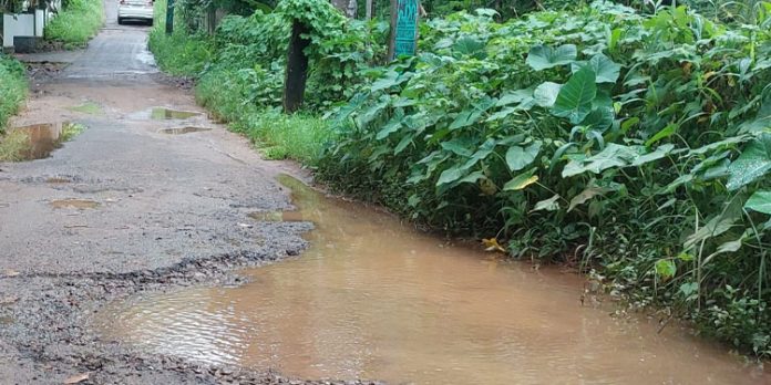 പടുതോട് – കീഴ് വായ്പ്പൂര് റോഡ് വെള്ളക്കെട്ടായി : മറുകര കടക്കാൻ വള്ളം വേണ്ട സ്ഥിതി പടുതോട് – കീഴ് വായ്പ്പൂര് റോഡ് വെള്ളക്കെട്ടായി : മറുകര കടക്കാൻ വള്ളം വേണ്ട സ്ഥിതി
