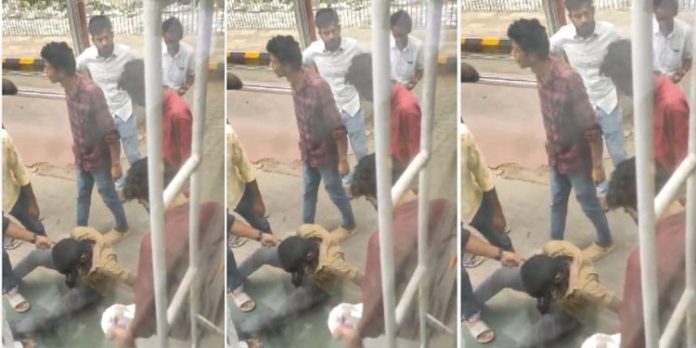 സ്വകാര്യ ബസ്സിലെ കണ്ടക്ടറെ എസ്എഫ്ഐ പ്രവർത്തകർ മർദിച്ചതായി പരാതി സ്വകാര്യ ബസ്സിലെ കണ്ടക്ടറെ എസ്എഫ്ഐ പ്രവർത്തകർ മർദിച്ചതായി പരാതി