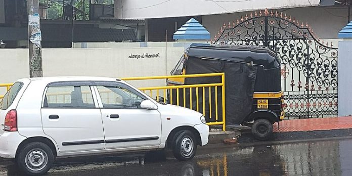 കോന്നിയിൽ നിയന്ത്രണംവിട്ട ഓട്ടോറിക്ഷ നടപ്പാതയിലേക്ക് പാഞ്ഞു കയറി അപകടം കോന്നിയിൽ നിയന്ത്രണംവിട്ട ഓട്ടോറിക്ഷ നടപ്പാതയിലേക്ക് പാഞ്ഞു കയറി അപകടം