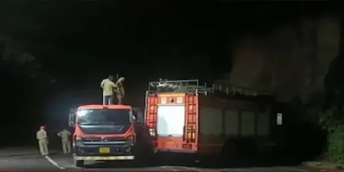 കാറുമായി കൂട്ടിയിടിച്ച് ഇന്ധനവുമായി എത്തിയ ടാങ്കര് ലോറി മറിഞ്ഞു ; ഒഴിവായത് വന് ദുരന്തം കാറുമായി കൂട്ടിയിടിച്ച് ഇന്ധനവുമായി എത്തിയ ടാങ്കര് ലോറി മറിഞ്ഞു ; ഒഴിവായത് വന് ദുരന്തം