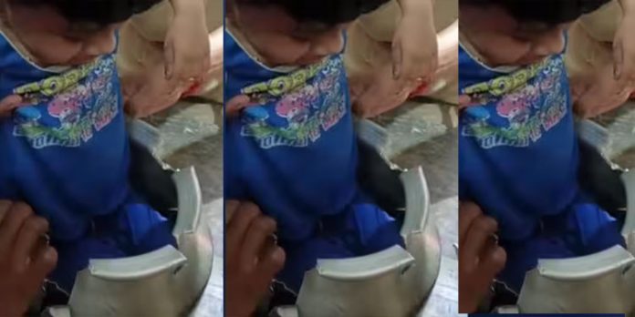 വീട്ടിൽ കളിച്ചുകൊണ്ട് ഇരിക്കവെ രണ്ടര വയസ്സുകാരി കലത്തിനുള്ളിൽ കുടുങ്ങി വീട്ടിൽ കളിച്ചുകൊണ്ട് ഇരിക്കവെ രണ്ടര വയസ്സുകാരി കലത്തിനുള്ളിൽ കുടുങ്ങി