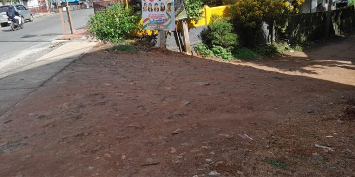 ചൈനാമുക്കിൽ നിന്നും മഠത്തിൽ കാവ് റോഡിലേക്ക് ഇറങ്ങുന്ന ഭാഗം അപകടകെണിയാകുന്നു ചൈനാമുക്കിൽ നിന്നും മഠത്തിൽ കാവ് റോഡിലേക്ക് ഇറങ്ങുന്ന ഭാഗം അപകടകെണിയാകുന്നു