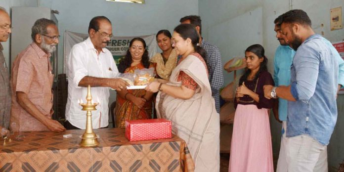 മരച്ചീനിയില് നിന്ന് മൂല്യവര്ധിത ഉല്പന്നങ്ങള് പുറത്തിറക്കി മരച്ചീനിയില് നിന്ന് മൂല്യവര്ധിത ഉല്പന്നങ്ങള് പുറത്തിറക്കി