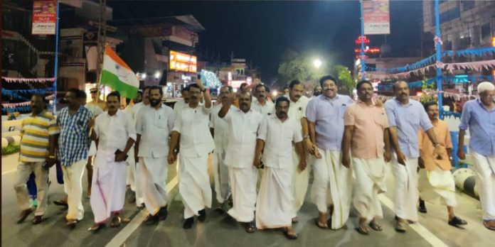 അടൂരിൽ കോൺഗ്രസ് നേതൃത്വത്തിൽ എം സി റോഡ് ഉപരോധിച്ചു അടൂരിൽ കോൺഗ്രസ് നേതൃത്വത്തിൽ എം സി റോഡ് ഉപരോധിച്ചു