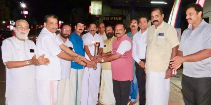 ഒളിമ്പിക്സ് റണ്ണിലേക്കുള്ള ദീപശിഖ കൈമാറി ഒളിമ്പിക്സ് റണ്ണിലേക്കുള്ള ദീപശിഖ കൈമാറി