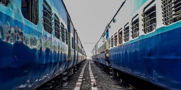 എസി കോച്ചില് പുക ; ഒഡീഷയില് ട്രെയിന് നിര്ത്തി യാത്രക്കാരെ പുറത്തിറക്കി എസി കോച്ചില് പുക ; ഒഡീഷയില് ട്രെയിന് നിര്ത്തി യാത്രക്കാരെ പുറത്തിറക്കി