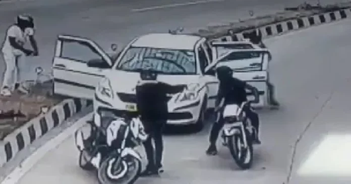 പട്ടാപ്പകൽ തോക്കുചൂണ്ടി കവർച്ച ; കാര് യാത്രികരില് നിന്ന് 2 ലക്ഷം കവര്ന്നു , കേസെടുത്ത് പോലീസ് പട്ടാപ്പകൽ തോക്കുചൂണ്ടി കവർച്ച ; കാര് യാത്രികരില് നിന്ന് 2 ലക്ഷം കവര്ന്നു , കേസെടുത്ത് പോലീസ്