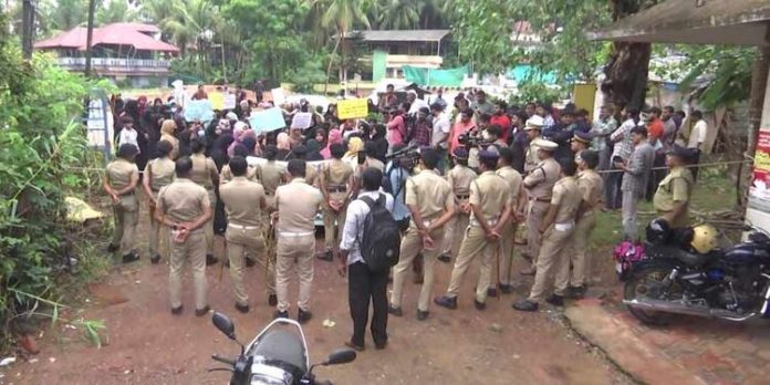 തെരുവ് നായ ശല്യം ; പഞ്ചായത്ത് ഓഫീസിലേക്ക് മാർച്ച് നടത്തി സ്ത്രീ കൂട്ടായ്മ തെരുവ് നായ ശല്യം ; പഞ്ചായത്ത് ഓഫീസിലേക്ക് മാർച്ച് നടത്തി സ്ത്രീ കൂട്ടായ്മ