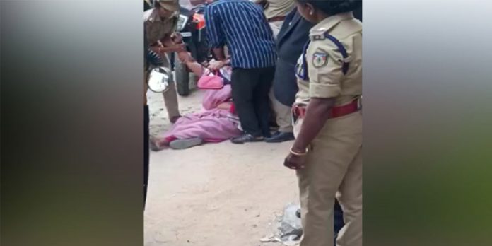 കൊലപാതക കേസിൽ പ്രതികളെ കോടതി വിട്ടു ; അമ്മ വിധിയറിഞ്ഞ് കുഴഞ്ഞ് വീണു കൊലപാതക കേസിൽ പ്രതികളെ കോടതി വിട്ടു ; അമ്മ വിധിയറിഞ്ഞ് കുഴഞ്ഞ് വീണു