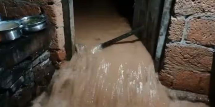 കനത്ത മഴ ; മതിലിടിഞ്ഞ് വീണ് വീട് തകർന്നു കനത്ത മഴ ; മതിലിടിഞ്ഞ് വീണ് വീട് തകർന്നു