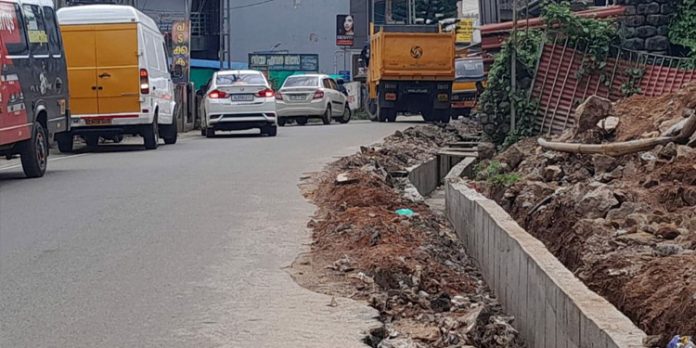 പൂങ്കാവ് ചന്ദനപ്പള്ളി റോഡിലെ ഓടനിര്മ്മാണം അപകടകെണിയാകുന്നു പൂങ്കാവ് ചന്ദനപ്പള്ളി റോഡിലെ ഓടനിര്മ്മാണം അപകടകെണിയാകുന്നു