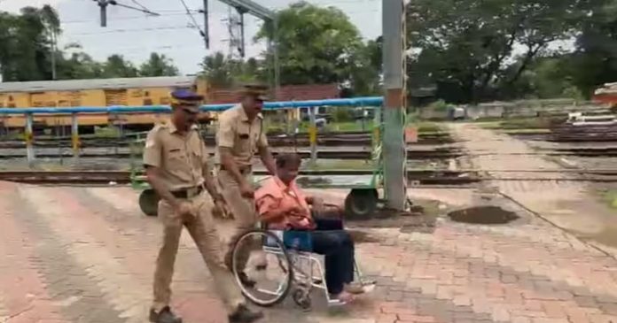 വയോധികൻ ട്രെയിനിൽ തളർന്നുവീണു ; രക്ഷയ്ക്കാൻ പാഞ്ഞെത്തി റെയിൽവേ പോലീസ് വയോധികൻ ട്രെയിനിൽ തളർന്നുവീണു ; രക്ഷയ്ക്കാൻ പാഞ്ഞെത്തി റെയിൽവേ പോലീസ്