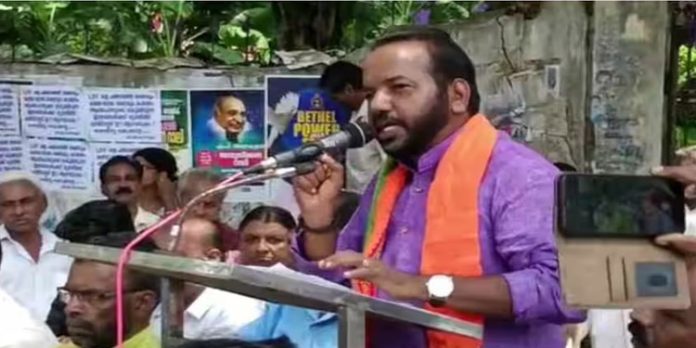 പേപ്പട്ടിയെയും കമ്യൂണിസ്റ്റുകാരെയും ഒരുമിച്ച് കണ്ടാൽ കമ്യൂണിസ്റ്റുകാരെ ജനം തല്ലുന്ന കാലം വിദൂരമല്ല : ബിജെപി നേതാവ് പേപ്പട്ടിയെയും കമ്യൂണിസ്റ്റുകാരെയും ഒരുമിച്ച് കണ്ടാൽ കമ്യൂണിസ്റ്റുകാരെ ജനം തല്ലുന്ന കാലം വിദൂരമല്ല : ബിജെപി നേതാവ്