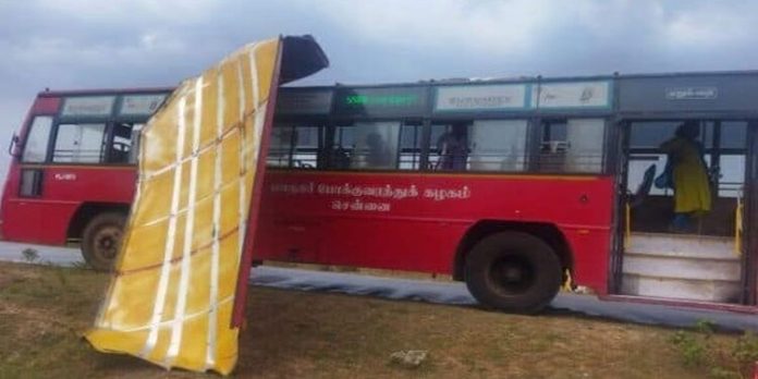 ശക്തമായ കാറ്റിൽ ഓടിക്കൊണ്ടിരുന്ന ബസിന്റെ മേൽക്കൂര പറന്നുപോയി ; ട്രാൻസ്പോർട്ട് കോർപ്പറേഷനെതിരെ വ്യാപക ആരോപണം ശക്തമായ കാറ്റിൽ ഓടിക്കൊണ്ടിരുന്ന ബസിന്റെ മേൽക്കൂര പറന്നുപോയി ; ട്രാൻസ്പോർട്ട് കോർപ്പറേഷനെതിരെ വ്യാപക ആരോപണം