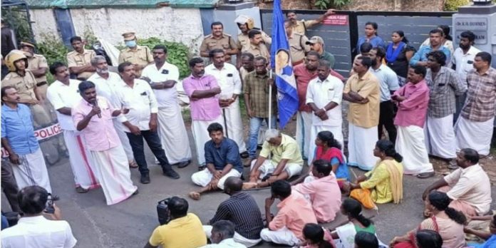 അയ്യന്കാളിയെ അപമാനിച്ചയാളെ ശിക്ഷിക്കണം ; പോലീസ് സ്റ്റേഷനിലേക്ക് മാര്ച്ചും ധര്ണയും നടത്തി ദളിത് കോഡിനേഷന് കമ്മറ്റി അയ്യന്കാളിയെ അപമാനിച്ചയാളെ ശിക്ഷിക്കണം ; പോലീസ് സ്റ്റേഷനിലേക്ക് മാര്ച്ചും ധര്ണയും നടത്തി ദളിത് കോഡിനേഷന് കമ്മറ്റി