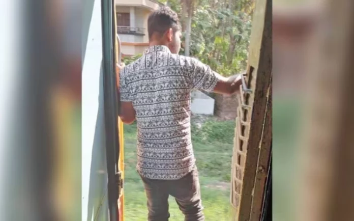 ട്രെയിനിൽ യുവതിക്ക് നേരെയുണ്ടായ നഗ്നതാ പ്രദർശനം ; പ്രതിയുടെ ചിത്രം പുറത്ത് വിട്ട് റെയിൽവേ പോലീസ് ട്രെയിനിൽ യുവതിക്ക് നേരെയുണ്ടായ നഗ്നതാ പ്രദർശനം ; പ്രതിയുടെ ചിത്രം പുറത്ത് വിട്ട് റെയിൽവേ പോലീസ്