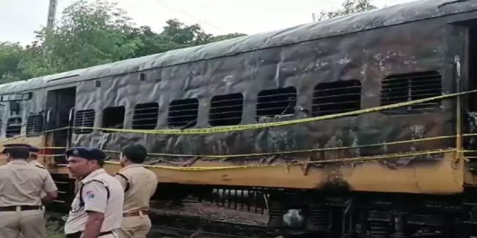 കണ്ണൂർ ട്രെയിൻ തീവെപ്പ് : ഒരാൾ കസ്റ്റഡിയിൽ കണ്ണൂർ ട്രെയിൻ തീവെപ്പ് : ഒരാൾ കസ്റ്റഡിയിൽ