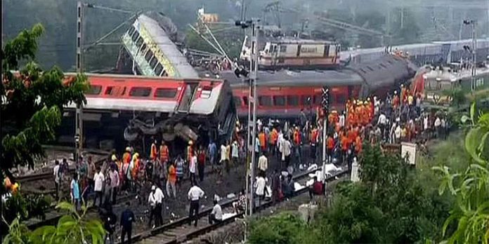 ബാലസോർ ട്രെയിൻ ദുരന്തം ; ഇലക്ട്രോണിക് ഇന്റര്ലോക്കിങ് സിസ്റ്റത്തില് ബാഹ്യ ഇടപെടലെന്ന് സൂചന ; 40 പേരുടെ മരണം വൈദ്യുതാഘാതമേറ്റെന്നും സംശയം ബാലസോർ ട്രെയിൻ ദുരന്തം ; ഇലക്ട്രോണിക് ഇന്റര്ലോക്കിങ് സിസ്റ്റത്തില് ബാഹ്യ ഇടപെടലെന്ന് സൂചന ; 40 പേരുടെ മരണം വൈദ്യുതാഘാതമേറ്റെന്നും സംശയം
