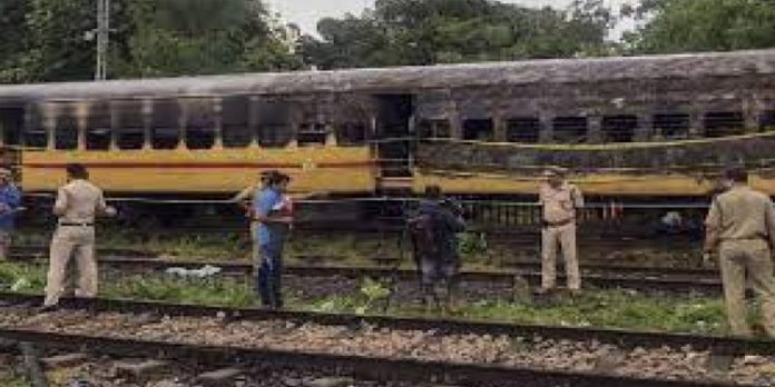 കൂടുതല് ബോഗികള് കത്തിക്കാന് ലക്ഷ്യമിട്ടിരുന്നു : ട്രെയിന് തീവെപ്പ് കേസിലെ പ്രതിയുടെ മൊഴി കൂടുതല് ബോഗികള് കത്തിക്കാന് ലക്ഷ്യമിട്ടിരുന്നു : ട്രെയിന് തീവെപ്പ് കേസിലെ പ്രതിയുടെ മൊഴി