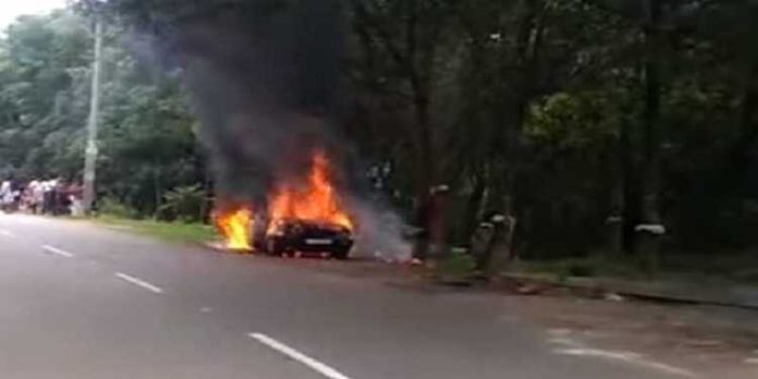 പത്തിരിപ്പാലത്ത് ഓടിക്കൊണ്ടിരുന്ന കാർ പൂർണമായി കത്തിനശിച്ചു പത്തിരിപ്പാലത്ത് ഓടിക്കൊണ്ടിരുന്ന കാർ പൂർണമായി കത്തിനശിച്ചു