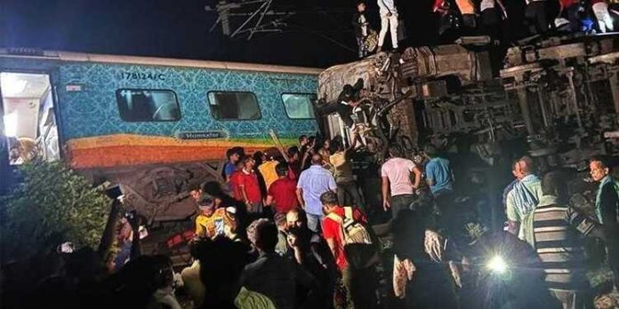 ‘ ഞങ്ങളുടെ ബോഗി മറിയാത്തതുകൊണ്ട് രക്ഷപ്പെട്ടു , ബോഗിയില് നിന്ന് ഇറങ്ങി നടക്കുന്നതിനിടെ മൂന്നു നാല് മൃതദേഹങ്ങള് കണ്ടു ’ ; ഞെട്ടലോടെ സംഭവം വിവരിച്ച് ട്രെയിനിൽ ഉണ്ടായിരുന്ന മലയാളി ഷംസുദ്ദീന് ‘ ഞങ്ങളുടെ ബോഗി മറിയാത്തതുകൊണ്ട് രക്ഷപ്പെട്ടു , ബോഗിയില് നിന്ന് ഇറങ്ങി നടക്കുന്നതിനിടെ മൂന്നു നാല് മൃതദേഹങ്ങള് കണ്ടു ’ ; ഞെട്ടലോടെ സംഭവം വിവരിച്ച് ട്രെയിനിൽ ഉണ്ടായിരുന്ന മലയാളി ഷംസുദ്ദീന്