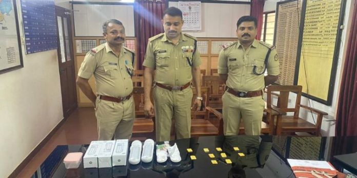 കാസർഗോഡ് എമർജൻസി ലൈറ്റിനകത്ത് ഈയം പൂശി സ്വർണം ഒളിപ്പിച്ചു കടത്താൻ ശ്രമം ; 50ലക്ഷം രൂപയുടെ സ്വര്ണ്ണവുമായി യുവാവ് പിടിയിൽ കാസർഗോഡ് എമർജൻസി ലൈറ്റിനകത്ത് ഈയം പൂശി സ്വർണം ഒളിപ്പിച്ചു കടത്താൻ ശ്രമം ; 50ലക്ഷം രൂപയുടെ സ്വര്ണ്ണവുമായി യുവാവ് പിടിയിൽ