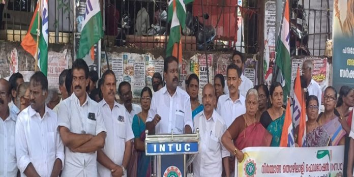 നിര്മാണ തൊഴിലാളി ഫെഡറേഷന് പ്രതിഷേധ ധര്ണ്ണ നടത്തി നിര്മാണ തൊഴിലാളി ഫെഡറേഷന് പ്രതിഷേധ ധര്ണ്ണ നടത്തി