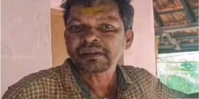 കൊല്ലത്ത് ക്ഷേത്ര പരിസരത്തിരുന്ന് മദ്യപിച്ച ദേവസ്വം ബോർഡ് ജീവനക്കാരൻ പിടിയിൽ കൊല്ലത്ത് ക്ഷേത്ര പരിസരത്തിരുന്ന് മദ്യപിച്ച ദേവസ്വം ബോർഡ് ജീവനക്കാരൻ പിടിയിൽ
