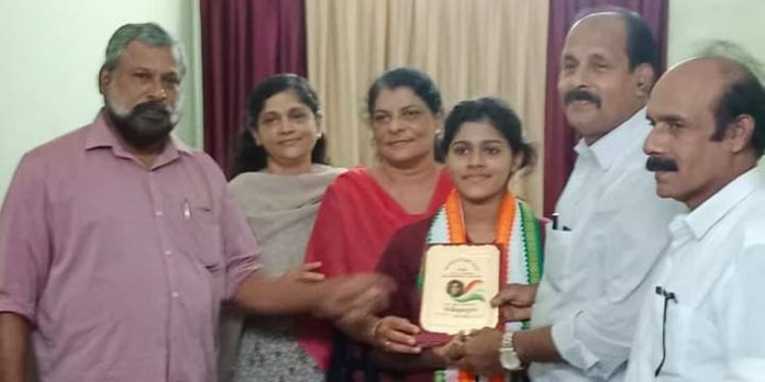 ഹന്ന ആൻ അനിലിനെ അനുമോദിച്ചു ഹന്ന ആൻ അനിലിനെ അനുമോദിച്ചു