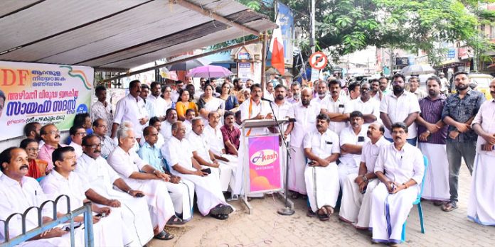 പിണറായി സർക്കാർ ജനങ്ങൾക്ക് മുമ്പിൽ അപഹാസ്യരായി ; പഴകുളം മധു പിണറായി സർക്കാർ ജനങ്ങൾക്ക് മുമ്പിൽ അപഹാസ്യരായി ; പഴകുളം മധു