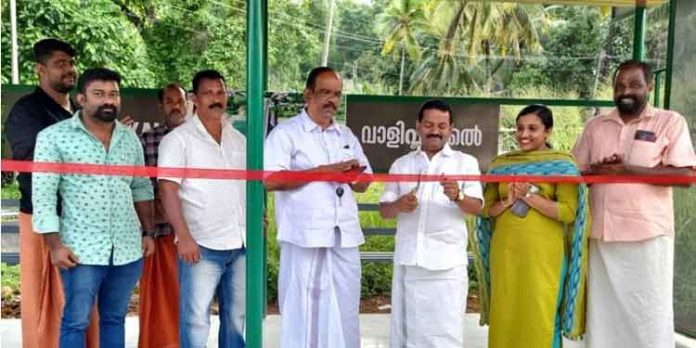 ബസ്സ് സ്റ്റോപ്പ് രണ്ട് – കാത്തിരിപ്പുകേന്ദ്രം ഒന്ന് ; പ്രതിഷേധവുമായി റാന്നി വാളിപ്ലാക്കൽ പടിയിലെ യാത്രക്കാര് ബസ്സ് സ്റ്റോപ്പ് രണ്ട് – കാത്തിരിപ്പുകേന്ദ്രം ഒന്ന് ; പ്രതിഷേധവുമായി റാന്നി വാളിപ്ലാക്കൽ പടിയിലെ യാത്രക്കാര്