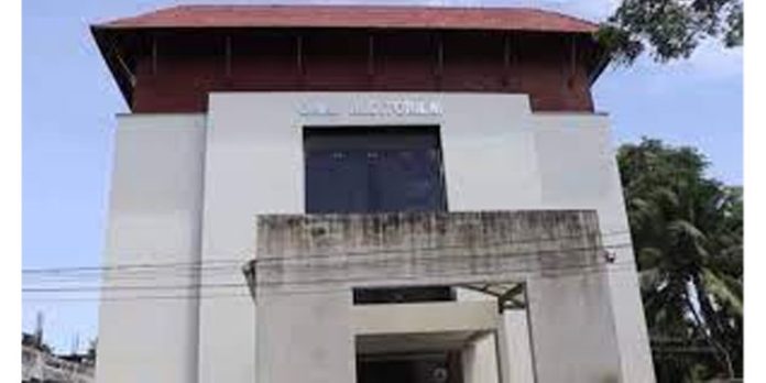 12 മണിക്കൂറിലധികം ലിഫ്റ്റിൽ ; ഒടുവിൽ രക്ഷയ്ക്കെത്തിയത് വീട്ടുകാർ തന്നെ 12 മണിക്കൂറിലധികം ലിഫ്റ്റിൽ ; ഒടുവിൽ രക്ഷയ്ക്കെത്തിയത് വീട്ടുകാർ തന്നെ
