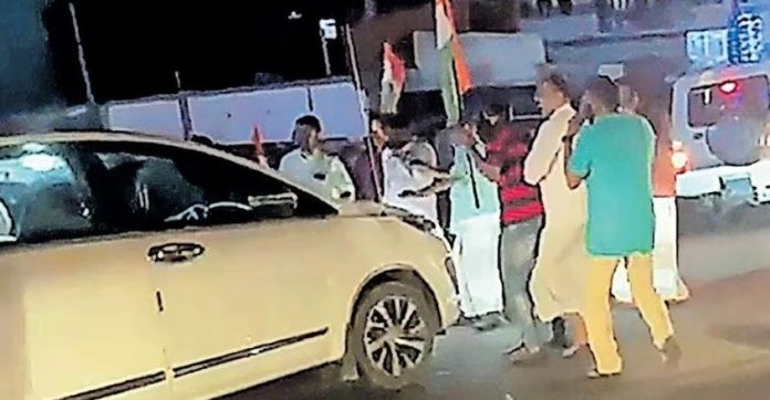 മന്ത്രിയെന്ന് തെറ്റിദ്ധരിച്ച് കാര് തടഞ്ഞ് കോണ്ഗ്രസുകാര് ; ചിരിച്ച് യാത്ര പറഞ്ഞ് വി.ഡി സതീശന് മന്ത്രിയെന്ന് തെറ്റിദ്ധരിച്ച് കാര് തടഞ്ഞ് കോണ്ഗ്രസുകാര് ; ചിരിച്ച് യാത്ര പറഞ്ഞ് വി.ഡി സതീശന്