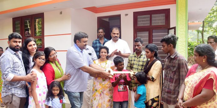 ഡോ. എം. എസ്. സുനിലിന്റെ 284 – മത് സ്നേഹഭവനം റെജീനക്കും കുടുംബത്തിനും ഡോ. എം. എസ്. സുനിലിന്റെ 284 – മത് സ്നേഹഭവനം റെജീനക്കും കുടുംബത്തിനും