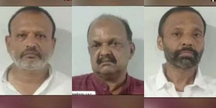 രണ്ടുകോടിയുടെ പാമ്പിന് വിഷവുമായി മൂന്ന് പേര് പിടിയില് രണ്ടുകോടിയുടെ പാമ്പിന് വിഷവുമായി മൂന്ന് പേര് പിടിയില്