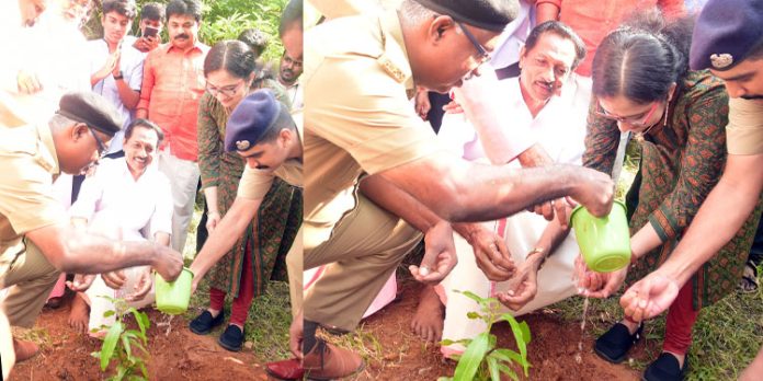 വിദ്യാലയങ്ങള് കേന്ദ്രീകരിച്ച് ശക്തമാകുന്ന ലഹരിമാഫിയയുടെ പ്രവര്ത്തനം ചെറുക്കണം : അഡ്വ. ഓമല്ലൂര് ശങ്കരന് വിദ്യാലയങ്ങള് കേന്ദ്രീകരിച്ച് ശക്തമാകുന്ന ലഹരിമാഫിയയുടെ പ്രവര്ത്തനം ചെറുക്കണം : അഡ്വ. ഓമല്ലൂര് ശങ്കരന്