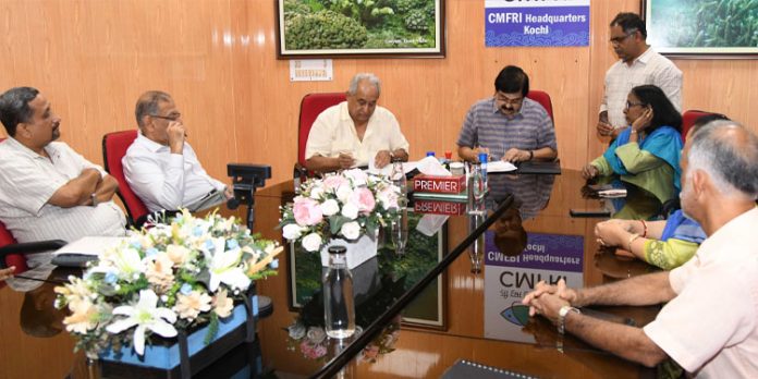 ചെമ്മീൻ-കണവ-കൂന്തൽ കയറ്റുമതി : സുസ്ഥിരത മെച്ചപ്പെടുത്താൻ സിഎംഎഫ്ആർഐ ചെമ്മീൻ-കണവ-കൂന്തൽ കയറ്റുമതി : സുസ്ഥിരത മെച്ചപ്പെടുത്താൻ സിഎംഎഫ്ആർഐ