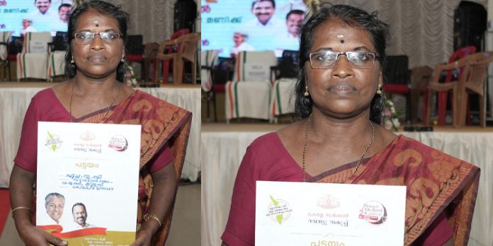 പട്ടയം കിട്ടിയ സന്തോഷത്തില് സുധ പട്ടയം കിട്ടിയ സന്തോഷത്തില് സുധ